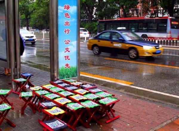 共享马扎惊现北京街头，大雨浇不灭的自信